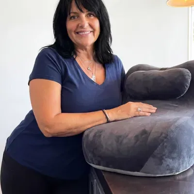 Foto de cliente com o travesseiro Amora